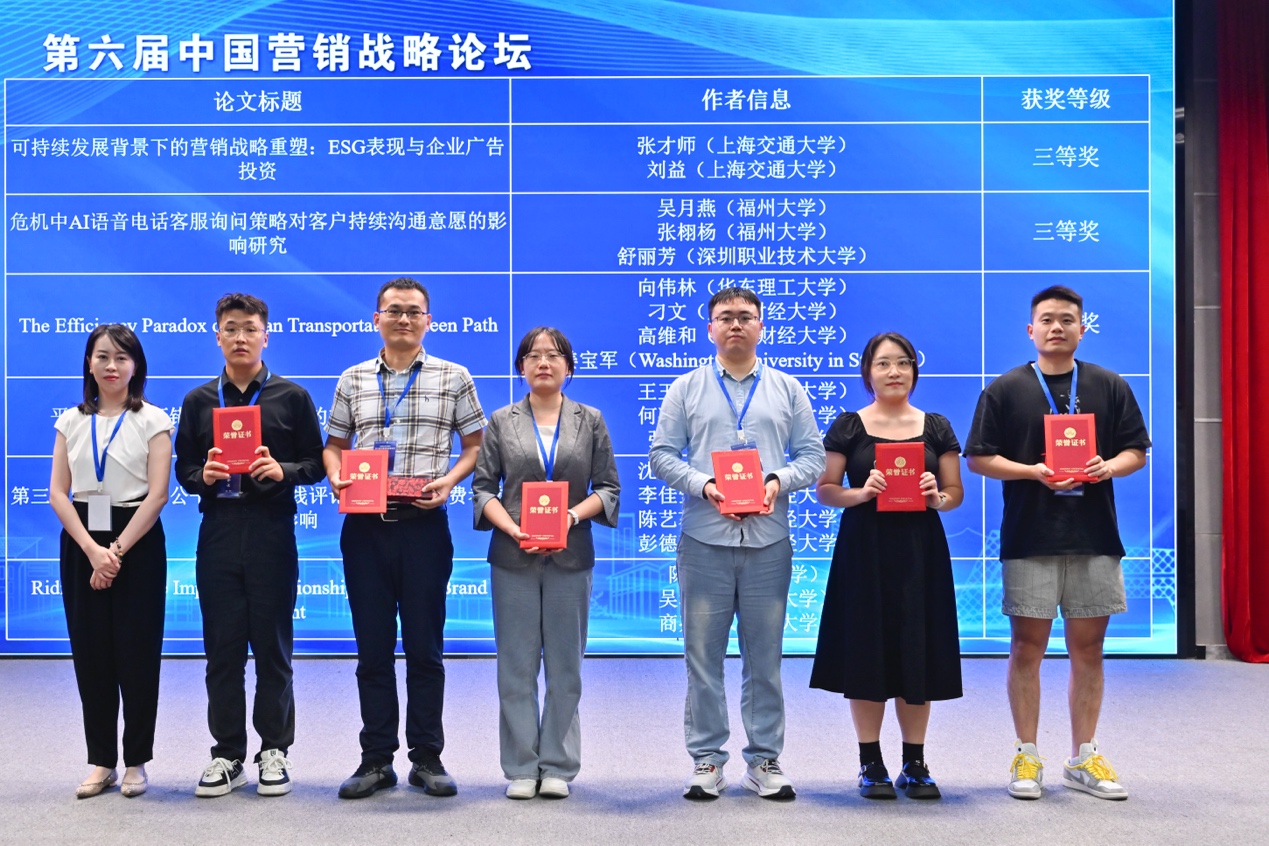 一群人站在屏幕前AI 生成的内容可能不正确。