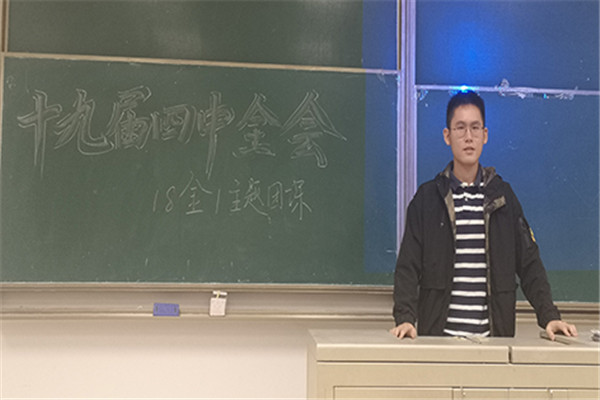 图为班长向同学们讲解十九届四中全会精神