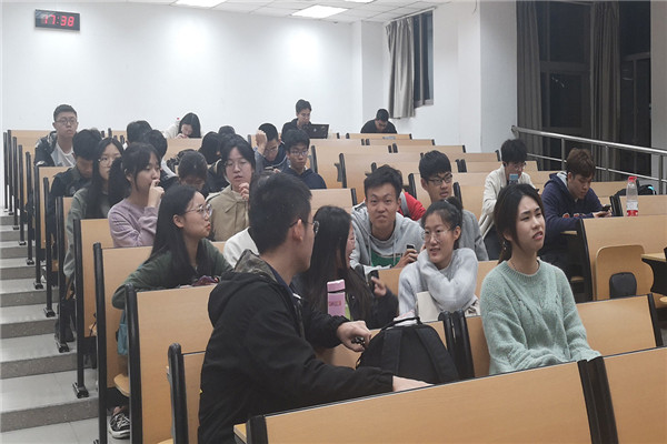 图为同学们积极讨论十九届四中全会内容
