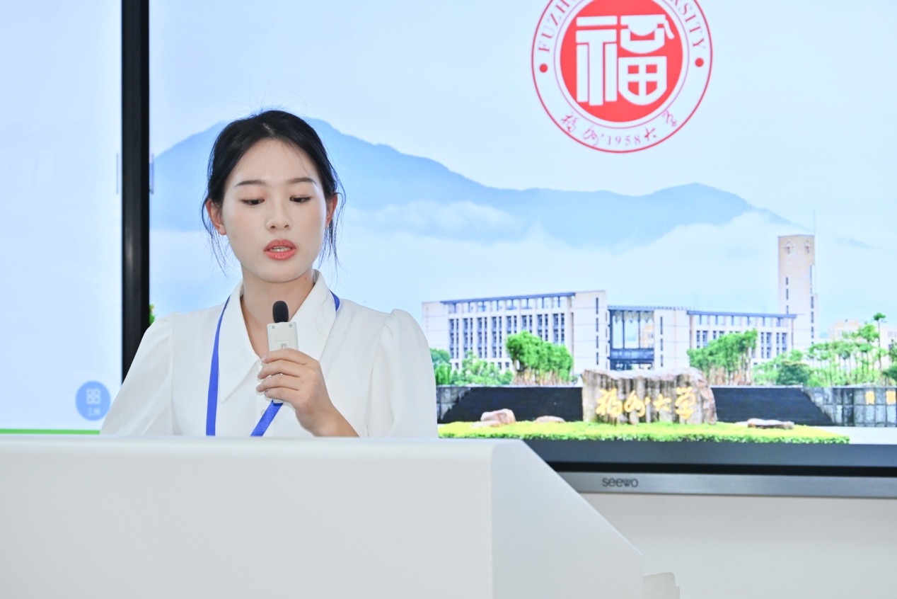 人拿着手机AI 生成的内容可能不正确。