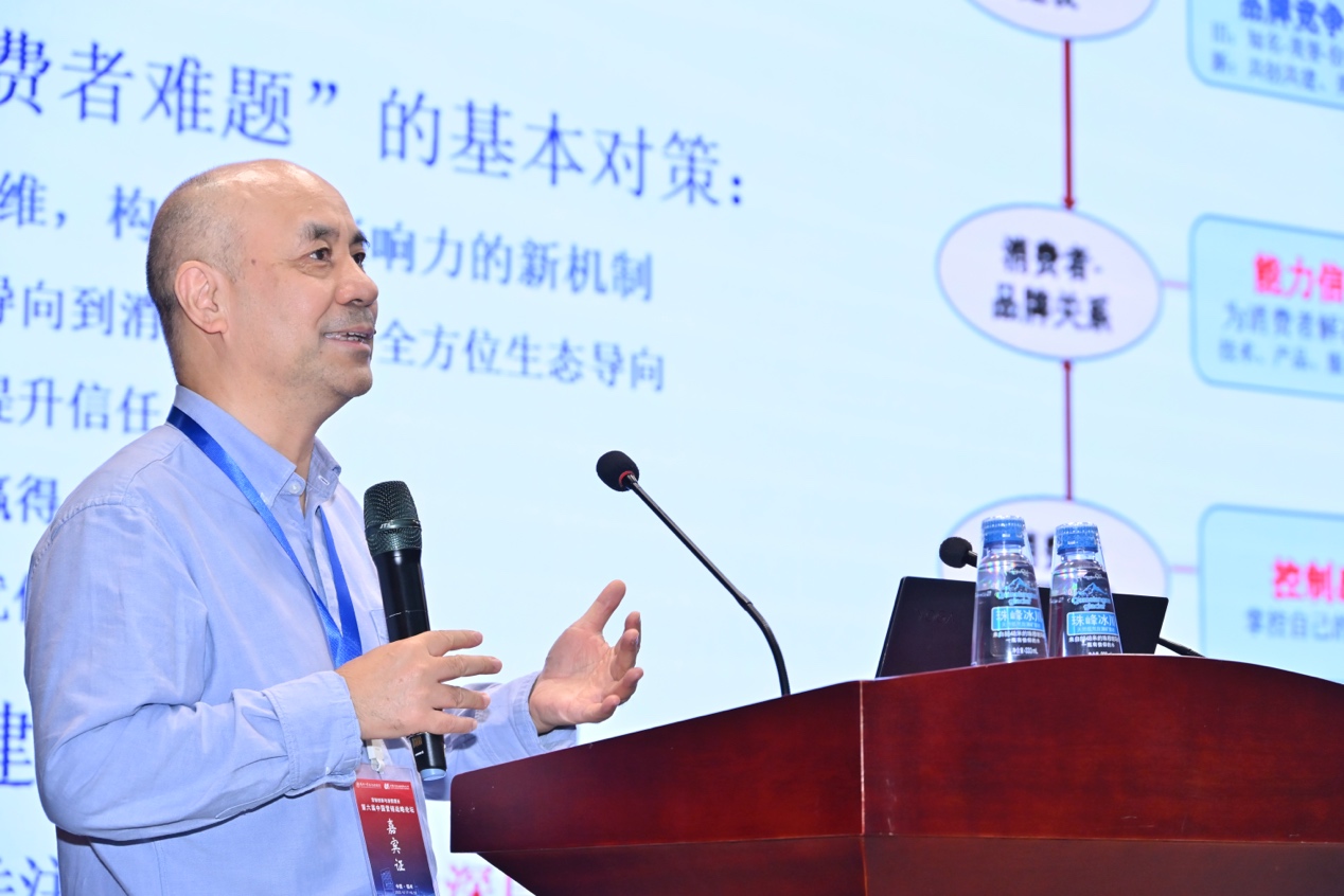 男人的照片上写着字AI 生成的内容可能不正确。
