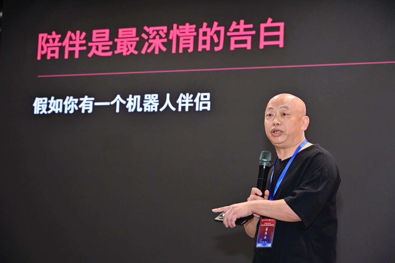 手里拿着男人的照片上写着字AI 生成的内容可能不正确。