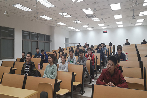 图为同学们在认真听讲