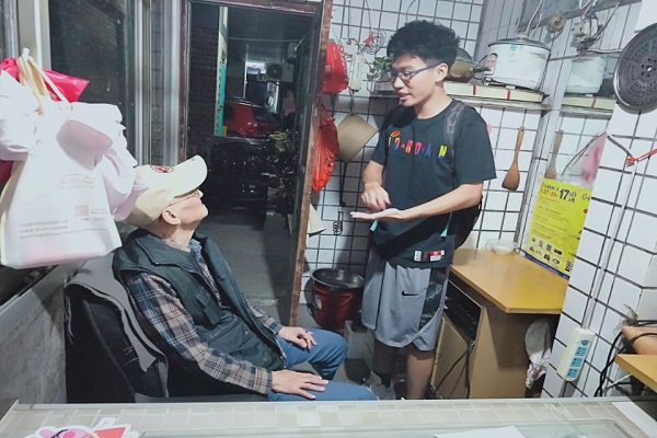 图为支部成员采访林老先生