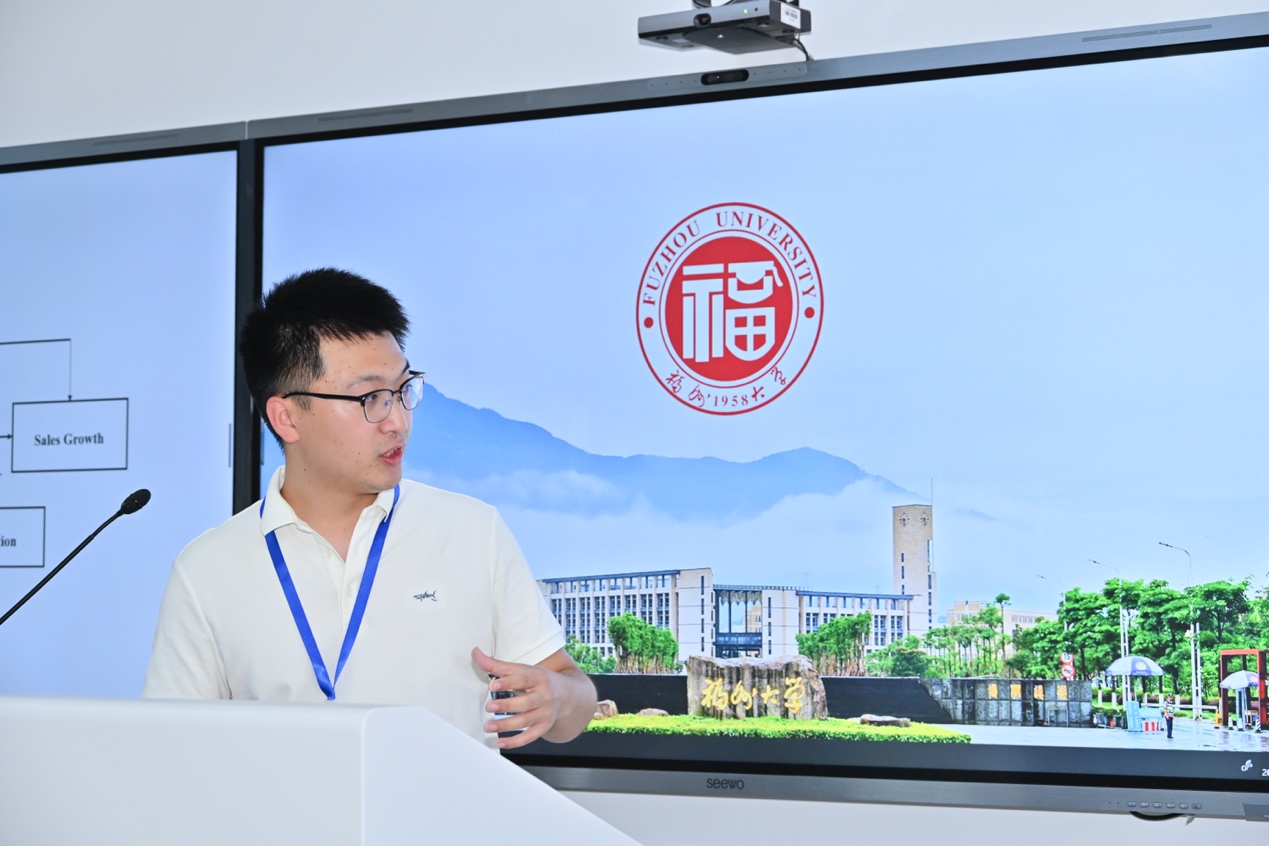 图片包含 人, 男人, 前, 看着AI 生成的内容可能不正确。