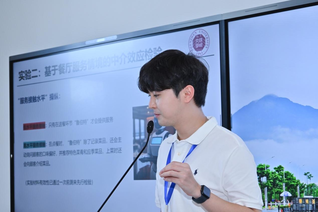 男人在讲话AI 生成的内容可能不正确。