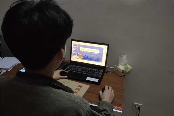 图为陈泓毅同学参与线上主题班会