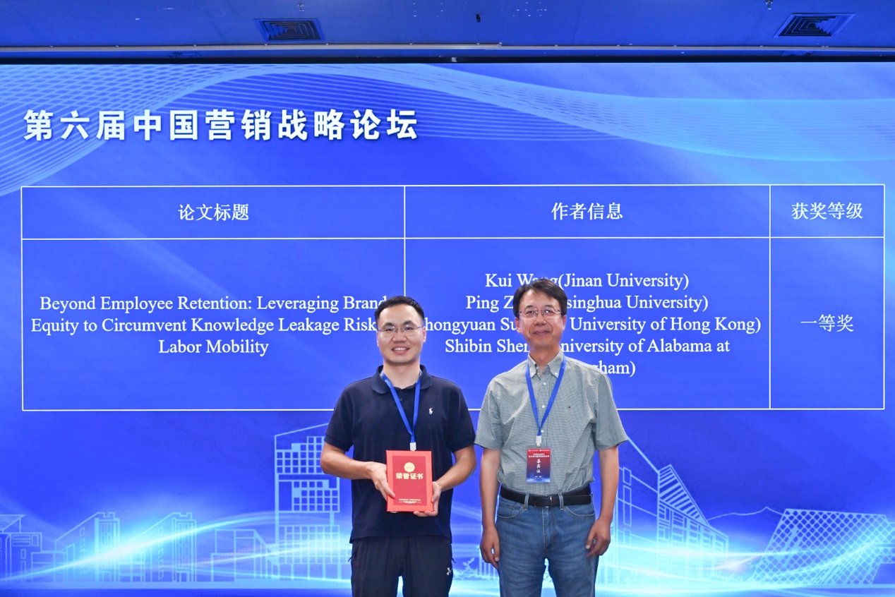 图片包含 男人, 人, 球拍, 站AI 生成的内容可能不正确。
