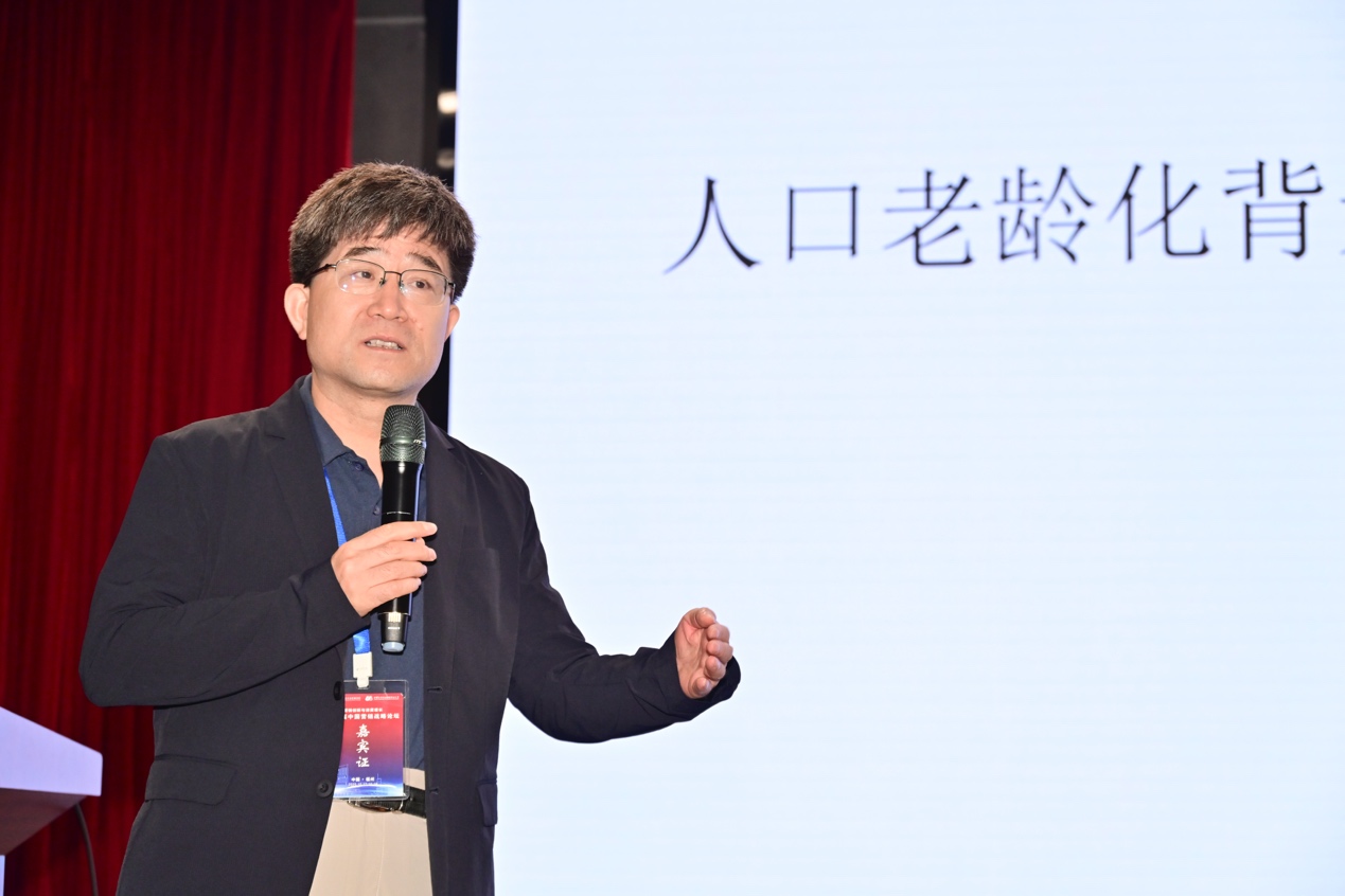 男人伸出手AI 生成的内容可能不正确。