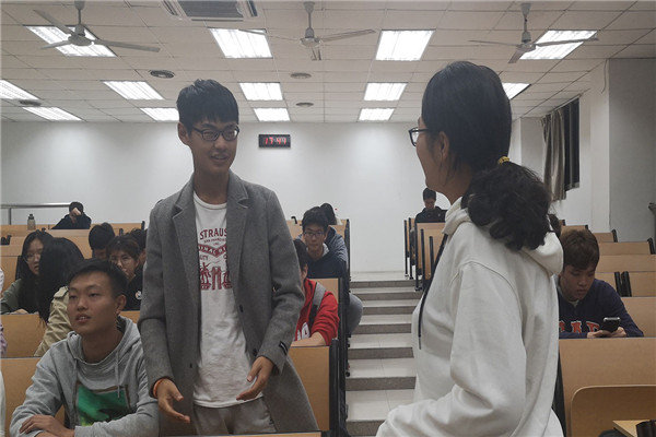 图为团支书与同学互动