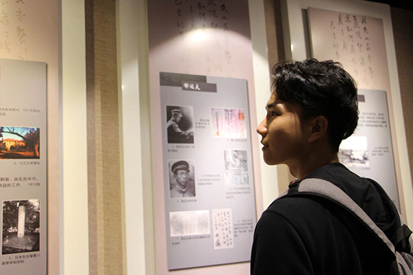 图为支部成员参观郁达夫史迹展